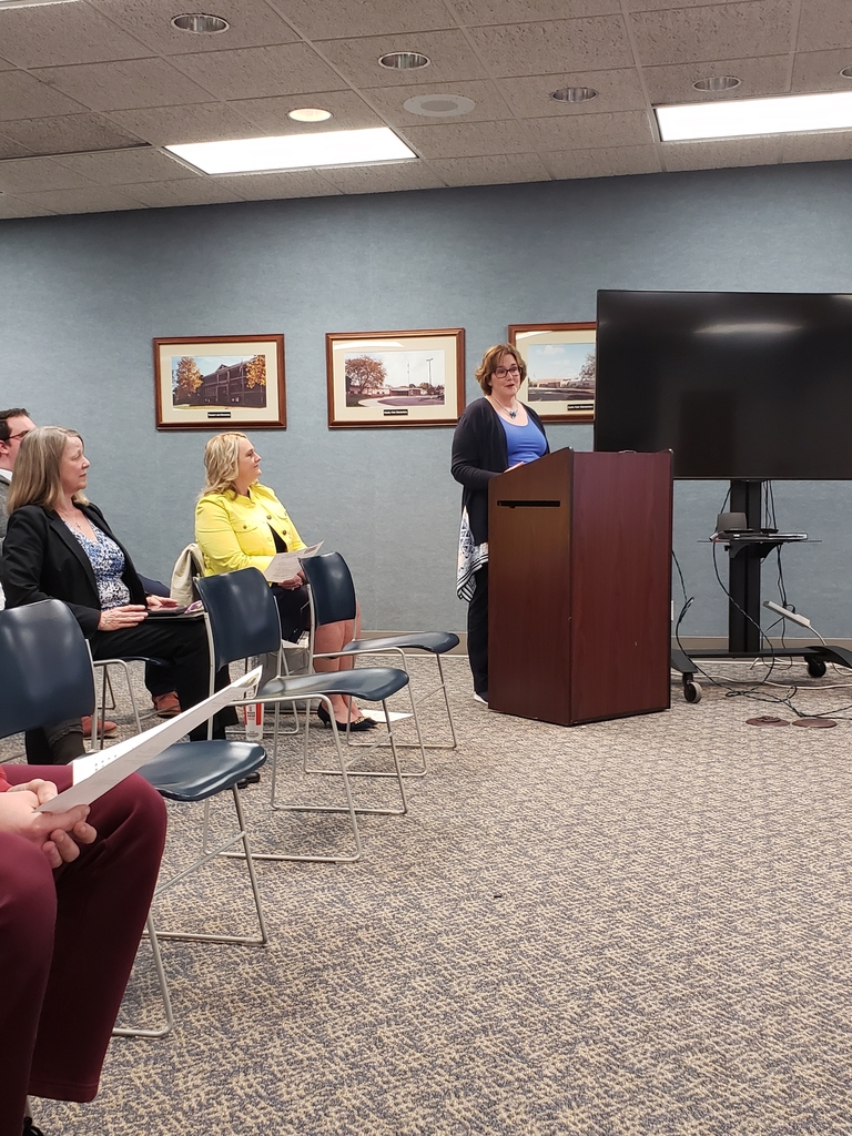 Mrs.Nancy Irwin speaking at a lectern at the school board meeting 