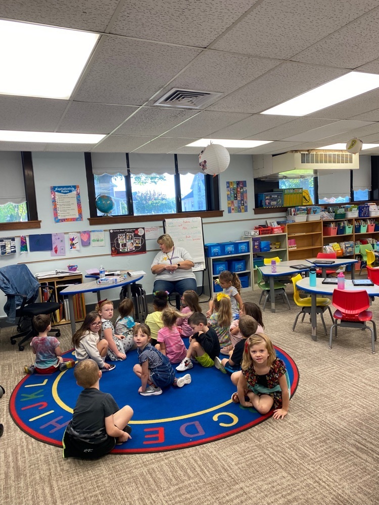 kindergarten students learning 