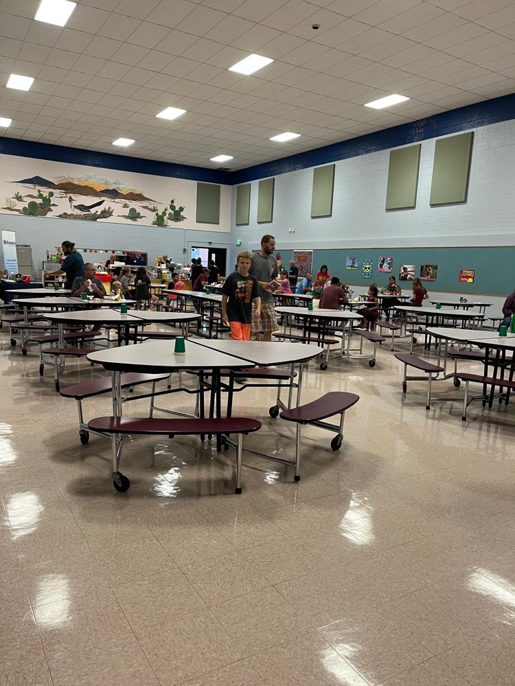 families enjoying dinner at the carnival!